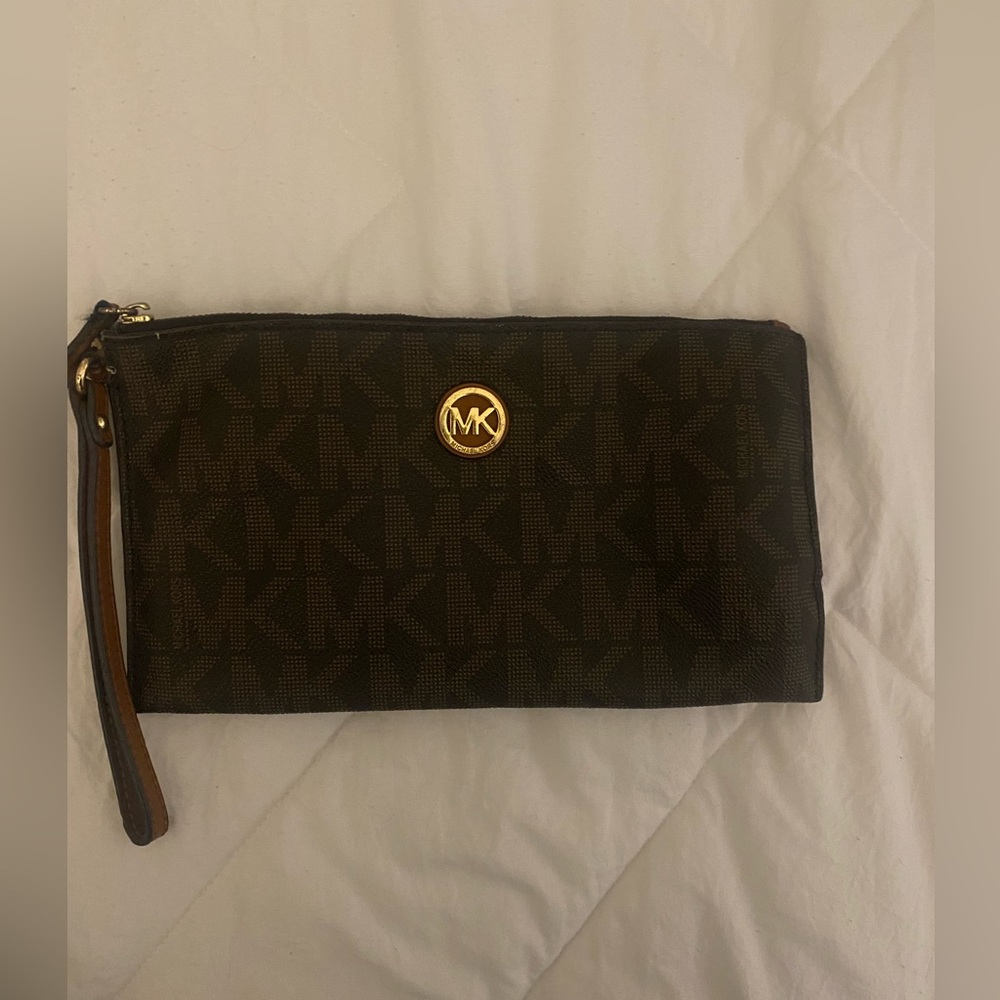Michael kors wristlet